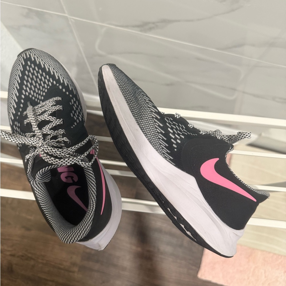 Nike zoom sneakers, sz 7.5 very clean EUC. Great color combo black/pink/white